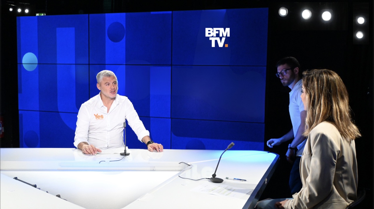 Johan Van Hengel, founder of Yes Conciergerie, interviewed on the BFM TV set